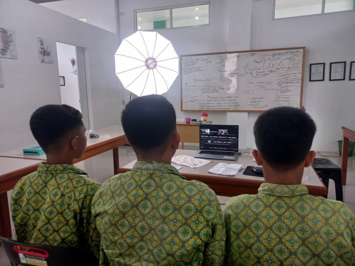 Babak Final, Dua Tim Riset MTsS Al-Manar Tampilkan Presentasi Hasil Penelitian Riset Inovatif MYRA 2025